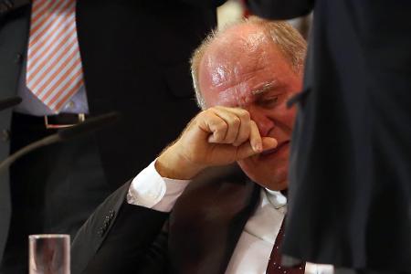 2013 - Dicke Krokodilstränen - Auf der Jahreshauptversammlung 2013 war bereits klar, dass sich Hoeneß wegen Steuerhinterziehung selbst angezeigt hatte. 'Ich habe einen großen Fehler gemacht', gestand Hoeneß und brach in Tränen aus.