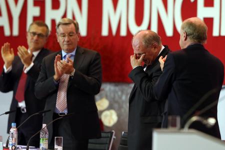 2013 - Dicke Krokodilstränen - Der Bayern-Präsident meinte, er werde sich 'den Konsequenzen stellen'. Nach dem Urteilsspruch werde er die Vertrauensfrage stellen. Das Ende vom Lied: Hoeneß saß 21 Monate im Knast, Karl Hopfner übernahm die Präsidentschaft in der Zwischenzeit.