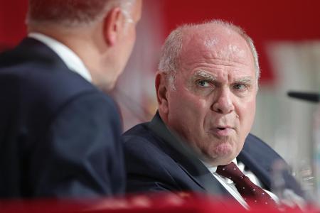 2018 - Die Stimmung kippt - ... als Bayern-Fan Johannes Bachmayr aufstand und Hoeneß scharf für dessen Umgang mit Klub-Ikone Paul Breitner anging. 'Es ist nicht Ihr Stadion, der Verein ist nicht Ihr Eigentum. Paul Breitner hat ausgesprochen, was sich viele dachten', polterte das Mitglied. Der anschließende Rundumschlag erntete viel Applaus. Dass Hoeneß sich der Diskussion anschließend nicht stellen wollte, wurde mit einem gellenden Pfeifkonzert und Buhrufen quittiert.