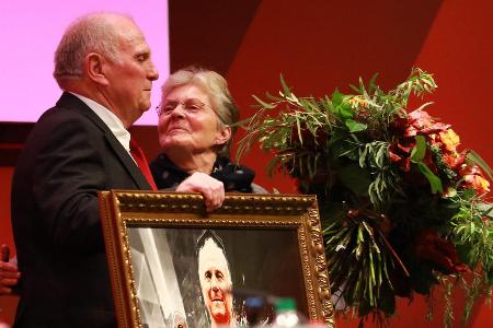 2019 - Der Abschied - Tränen flossen auf der JHV im November 2019: Denn Uli Hoeneß trat als Aufsichtsratsmitglied endgültig zurück und wurde anschließend zum sechsten Ehrenpräsidenten des FC Bayern ernannt, Herbert Hainer wurde als sein Nachfolger gewählt. Ansonsten war die Partnerschaft mit Katar eines der Streitthemen, Karl-Heinz Rummenigge betonte dabei aber die 'nachweisliche Entwicklung in Sachen Menschen- und Arbeitsrechten' im Emirat.
