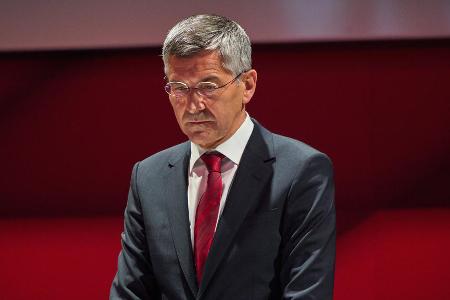 2021 - Pfiffe nach Abbruch - Es war bereits kurz nach Mitternacht, als Klubpräsident Herbert Hainer die Jahreshauptversammlung von 2021 abgebrochen und - begleitet von Pfiffen aus dem Saal - für beendet erklärt hatte. Zuvor waren die Diskussion um das intern so umstrittene Katar-Sponsoring aus dem Ruder gelaufen.
