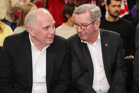 2022 - Hoeneß geht auf Katar-Kritiker los - Bei der JHV geriet das Sponsoring aus Katar in den Fokus. Mitglied Michael Ott hatte dies deutlich kritisiert - und wurde dafür anschließend von Uli Hoeneß zurechtgewiesen. 'Ihr Auftritt war peinlich! Das ist der Fußballklub Bayern München und nicht die Generalversammlung von Amnesty International! Das müssen Sie mal lernen!', so der Klub-Patron