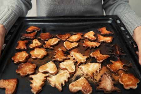 verbrannte Plätzchen auf dem Backblech verbrannte Plätzchen auf dem Backblech