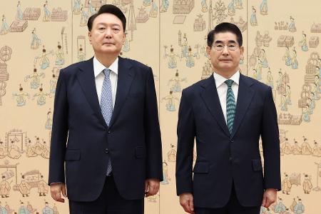 Südkoreas ehemaliger Verteidigungsminister Kim Yong Hyun (r) möchte die alleinige Verantwortung für Verhängung des Kriegsrechts übernehmen. (Archivbild) Südkoreas ehemaliger Verteidigungsminister Kim Yong Hyun (r) möchte die alleinige Verantwortung für Verhängung des Kriegsrechts übernehmen. (Archivbild)