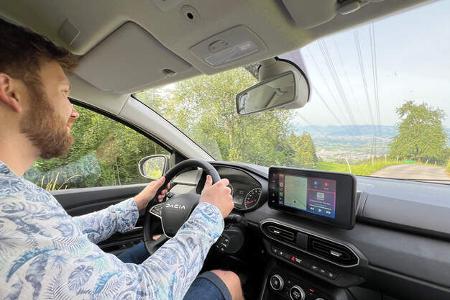 Mann fährt den Dacia Jogger
