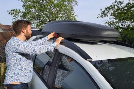 Campingstühle werden in der Dachbox verstaut