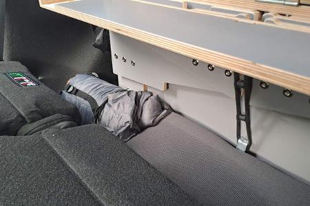Stauraum zwischen Bank und Campingmodul