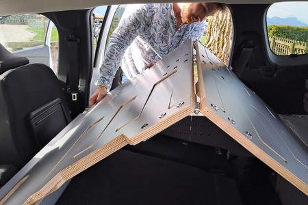 Bett machen im Micro-Camper, ausklappen