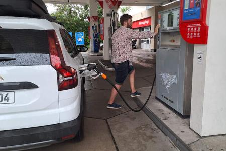 Tanken an der Tankstelle, LPG Zapfsäule