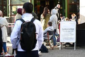 Trend zu mehr Einbürgerungen - Klagen über Rassismus