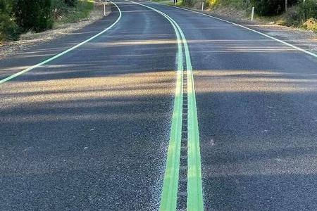 Leuchtende Straßenmarkierung in Australien
