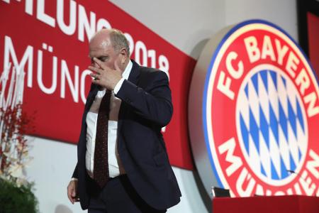 2018 - Die Stimmung kippt - Zwei Jahre nach der feierlichen Rückkehr auf den Thron wurde die zunehmende Kritik an Hoeneß bereits zu Beginn der JHV deutlich. Eine in der Halle aufgehängte Nordkorea-Fahne mit der Aufschrift 'Not my President' durfte noch als eher leise Unmutsbekundung gedeutet werden. So richtig ungemütlich wurde es dann aber bei der Aussprache mit den anwesenden Vereinsmitgliedern ...