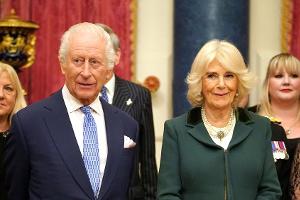 Königin Camilla und König Charles lauschen Weihnachtssongs im Palast