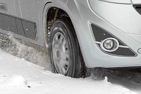 Durchdrehende Räder machen die Stelle noch glatter oder graben das Reisemobil nur noch weiter ein.