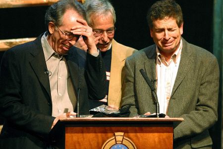 Jerry Zucker, Jim Abrahams und David Zucker hinter einem Rednerpult