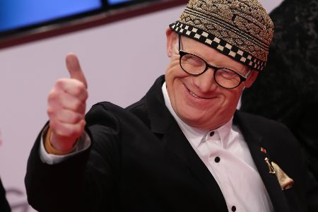 Bobby Brederlow zeigt den Daumen nach oben in die Kamera
