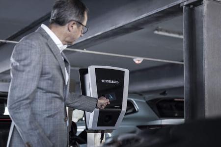 AMS Advertorial_Amperfied Wallbox connect.business_Fahrzeuge_Mann_Frau_Unternehmen_Parkplatz_3zu2_150dpi