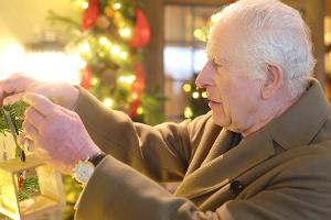 Weihnachtsstimmung: König Charles schmückt einen Weihnachtsbaum