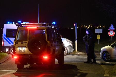 In Nordfrankreich sind mehrere Menschen durch Schüsse gestorben. In Nordfrankreich sind mehrere Menschen durch Schüsse gestorben.
