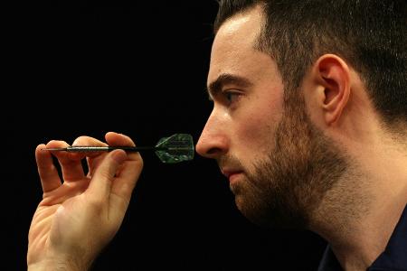 Darts-WM: Titelverteidiger Humphries locker weiter Darts-WM: Titelverteidiger Humphries locker weiter