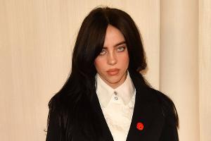 Billie Eilish auf der Bühne von Armband getroffen