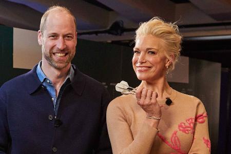 Prinz William wirbt mit Darts und Bier für seine neue Prinz William wirbt mit Darts und Bier für seine neue