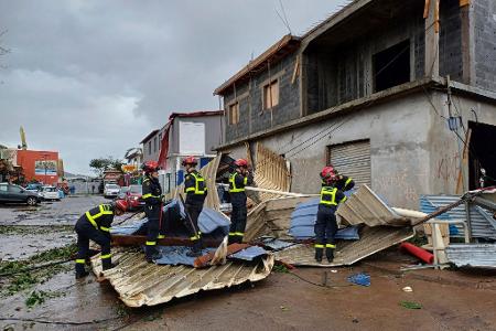 Überall auf Mayotte laufen Aufräumarbeiten. 