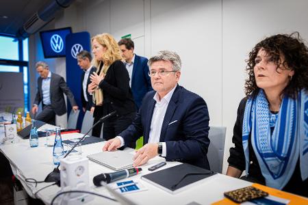 VW-Verhandlungsführer Arne Meiswinkel (2.v.r.) ringt mit der IG Metall um einen Kompromiss im Tarifstreit. (Archivfoto)