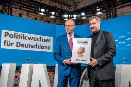 Die Union mit Kanzlerkandidat Friedrich Merz (l) wirbt für einen Politikwechsel nach der Wahl.