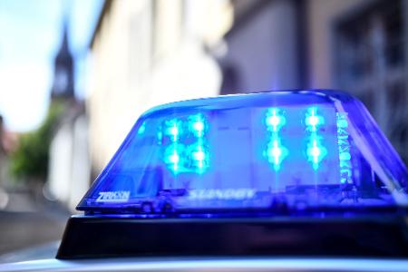 Die Polizei ermittelt wegen des Verdachts eines versuchten Tötungsdelikts. (Symbolbild)