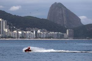Weihnachtsmann rettet Badegäste in Rio de Janeiro
