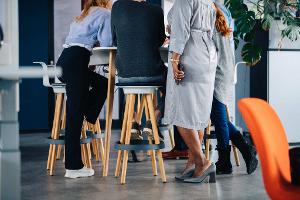 Rücken schmerzt bei langem Stehen? Diese Tipps helfen
