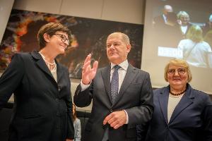 Scholz lässt SPD-Chefin stehen - und findet das "peinlich"
