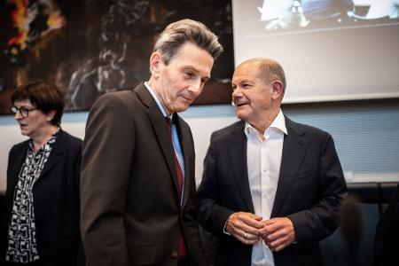 Später findet Scholz es selber peinlich, dass er und Mützenich Esken den Rücken zukehrten und weggingen. 