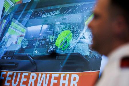 Gewalt gegen Feuerwehrleute ist laut einer neuen Umfrage verbreitet (Symbolbild). Gewalt gegen Feuerwehrleute ist laut einer neuen Umfrage verbreitet (Symbolbild).
