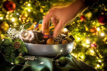 Stehen die weihnachtlichen Leckereien nicht dauerhaft auf dem Tisch, isst man automatisch weniger davon. Stehen die weihnachtlichen Leckereien nicht dauerhaft auf dem Tisch, isst man automatisch weniger davon.