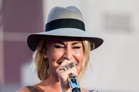 Auch bei Sarah Connor geht es klassisch zu: Die Sängerin steht schon früh in der Küche und bereitet gemeinsam mit ihrem Mann den Gänsebraten zu.