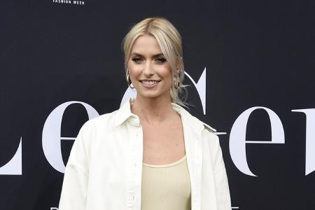 Gleich eine ganze Reihe Promis tischt zu Weihnachten Raclette auf — ob Sänger Wincent Weiss oder Model Lena Gercke, die findet, es sei einfach ein schönes Essen, 