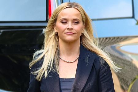 Bei Reese Witherspoon wird ebenfalls fleißig gebacken, darunter auch Lebkuchenhäuser. Als Braten steht dann ein großer Weihnachtsschinken mit festlichen Gewürzen auf dem Tisch.