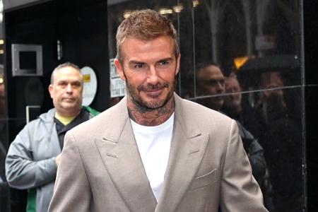 Wer hätte das gedacht? David Beckham steht höchstpersönlich in der Küche und bereitet für seine Familie einen traditionellen Truthahn bei allen Beilagen zu!