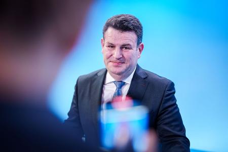 Hubertus Heil wirft Carsten Linnemann Beledigung der Menschen vor.