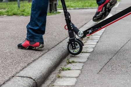 E-Scooter Elektro Tretroller Test Vergleich BMW X2 City Metz Moover Xiaomi M365 Moovi Ninebot ES2