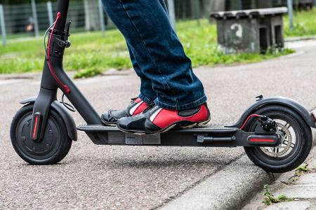 E-Scooter Elektro Tretroller Test Vergleich BMW X2 City Metz Moover Xiaomi M365 Moovi Ninebot ES2