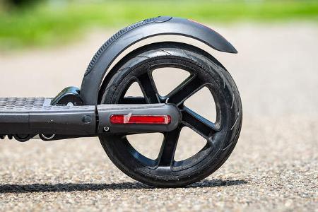 E-Scooter Elektro Tretroller Test Vergleich BMW X2 City Metz Moover Xiaomi M365 Moovi Ninebot ES2