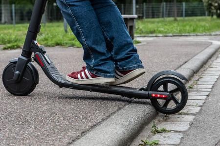 E-Scooter Elektro Tretroller Test Vergleich BMW X2 City Metz Moover Xiaomi M365 Moovi Ninebot ES2