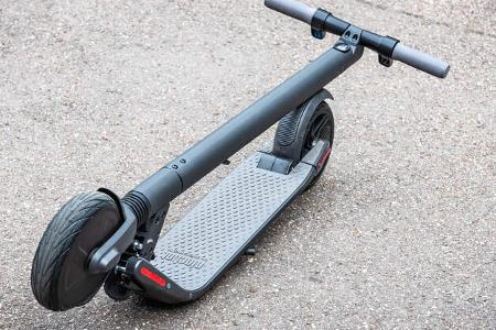 E-Scooter Elektro Tretroller Test Vergleich BMW X2 City Metz Moover Xiaomi M365 Moovi Ninebot ES2