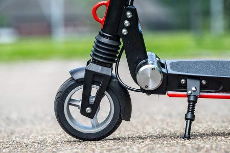E-Scooter Elektro Tretroller Test Vergleich BMW X2 City Metz Moover Xiaomi M365 Moovi Ninebot ES2