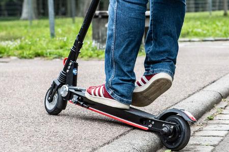 E-Scooter Elektro Tretroller Test Vergleich BMW X2 City Metz Moover Xiaomi M365 Moovi Ninebot ES2