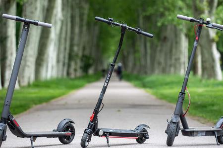 E-Scooter Elektro Tretroller Test Vergleich BMW X2 City Metz Moover Xiaomi M365 Moovi Ninebot ES2