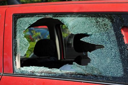 Scheibe eingeschlagen Hitze im Auto Sommerzeit